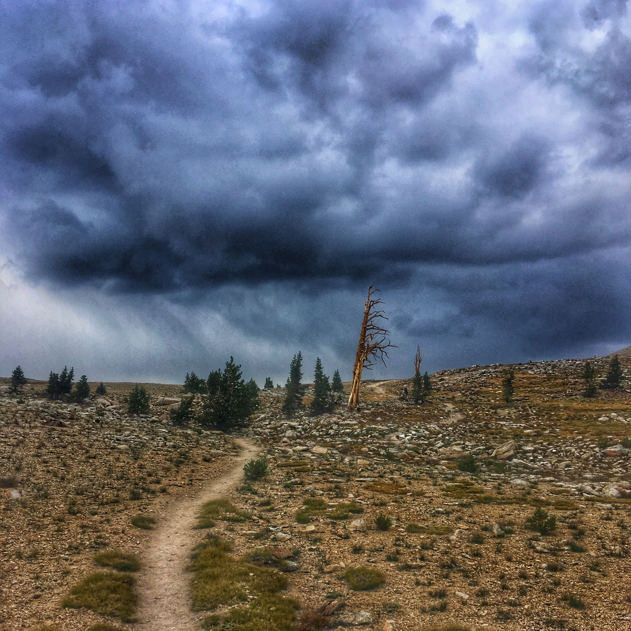 Example of knowing when a storm is approaching from this Lightning Safety for Bikepackers & Hikers Guide.